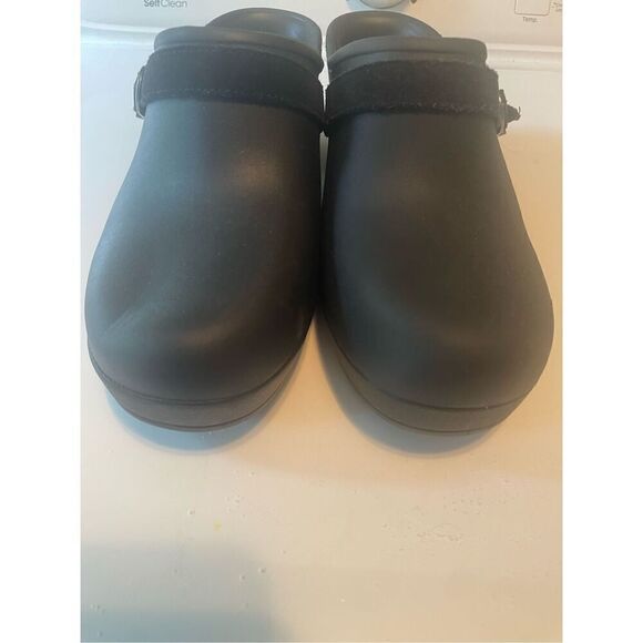 CROCs Clogs  - Picture 2 of 6